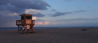 Cozy 1-bedroom, 1 shared bathroom, 2 miles from the beach, WPB port, or Trirail