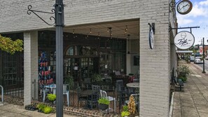 Outdoor dining - Save BiG at Cozy Columbiana Cottage! (Columbiana)