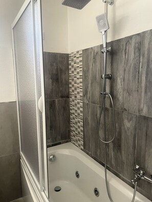 デラックス コンドミニアム 2 ベッドルーム | バスルーム | ヘアドライヤー、タオル、シャンプー、トイレットペーパー