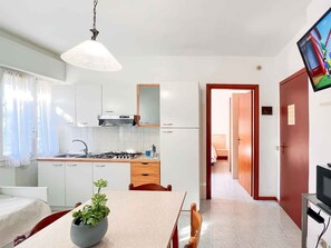 Kühlschrank, Mikrowelle, Herdplatte