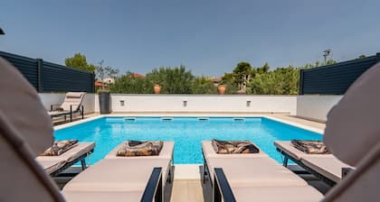 VILLA LUNGOMARE 4-bedroom villa superb Zadar AC, WiFi privat pool lounge,garden