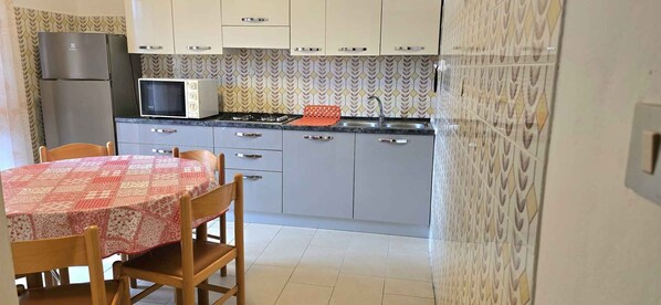 冷蔵庫、電子レンジ、コンロ