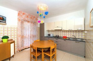 Réfrigérateur, micro-ondes, plaque de cuisson