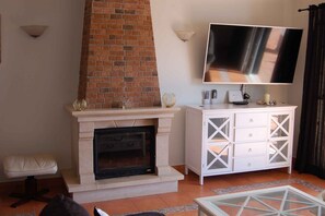 TV, fireplace, stereo