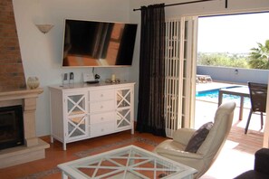 Televisión, chimenea y estéreo 