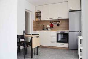 Kühlschrank, Mikrowelle, Ofen, Herdplatte