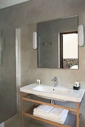 Ducha, artículos de tocador ecológicos, secador de pelo, pantuflas