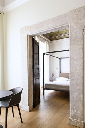 Chambre Élite double | Literie de qualité, couette en duvet, coffre-fort