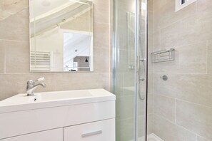 Towels, toilet paper - Bright apartment near Place de la Nation (Paris)