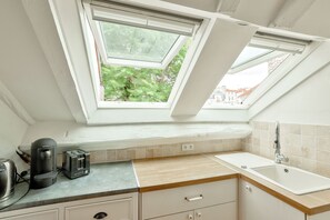 ثلاجة، فرن، موقد طهي مسطح، غلّاية كهربائية