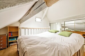 1 bedroom, iron/ironing board, WiFi, bed sheets - Bright apartment near Place de la Nation (Paris)