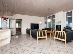 Un espacio habitable moderno con cocina, comedor y asientos.