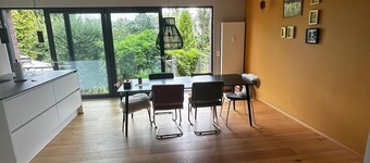 Oasis of peace near the city center: Stylish garden apartment, 2 bedrooms, top public transport links 