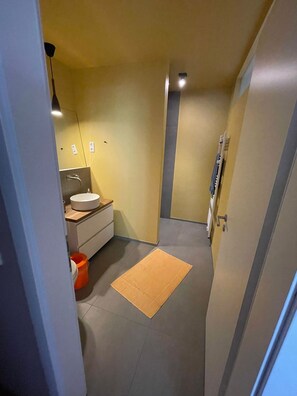 Shower, hair dryer, towels, soap - Oasis of peace near the city center: Stylish garden apartment, 2 bedrooms, top public transport links  (Düsseldorf)