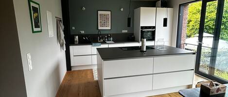 Horno, parrilla de estufa y lavavajillas