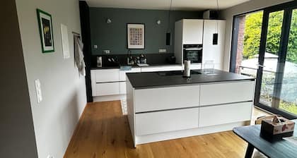 Ruheoase in Zentrumsnähe: Stilvolle Gartenwohnung, 2 Schlafzimmern, top ÖPNV