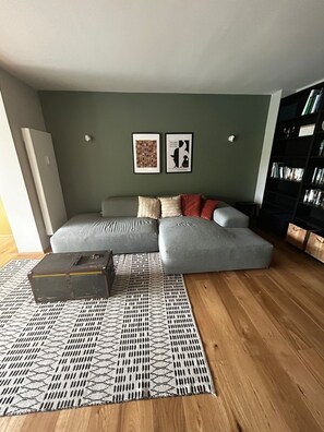Smart TV - Oasis of peace near the city center: Stylish garden apartment, 2 bedrooms, top public transport links  (Düsseldorf)