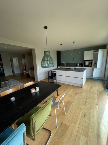 Oasis of peace near the city center: Stylish garden apartment, 2 bedrooms, top public transport links 