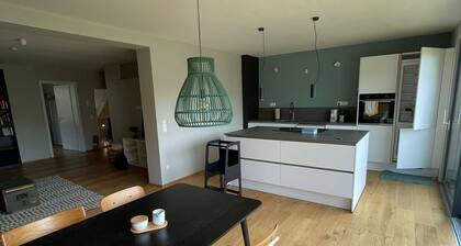 Oasis of peace near the city center: Stylish garden apartment, 2 bedrooms, top public transport links