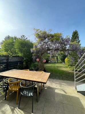 Outdoor dining - Oasis of peace near the city center: Stylish garden apartment, 2 bedrooms, top public transport links  (Düsseldorf)