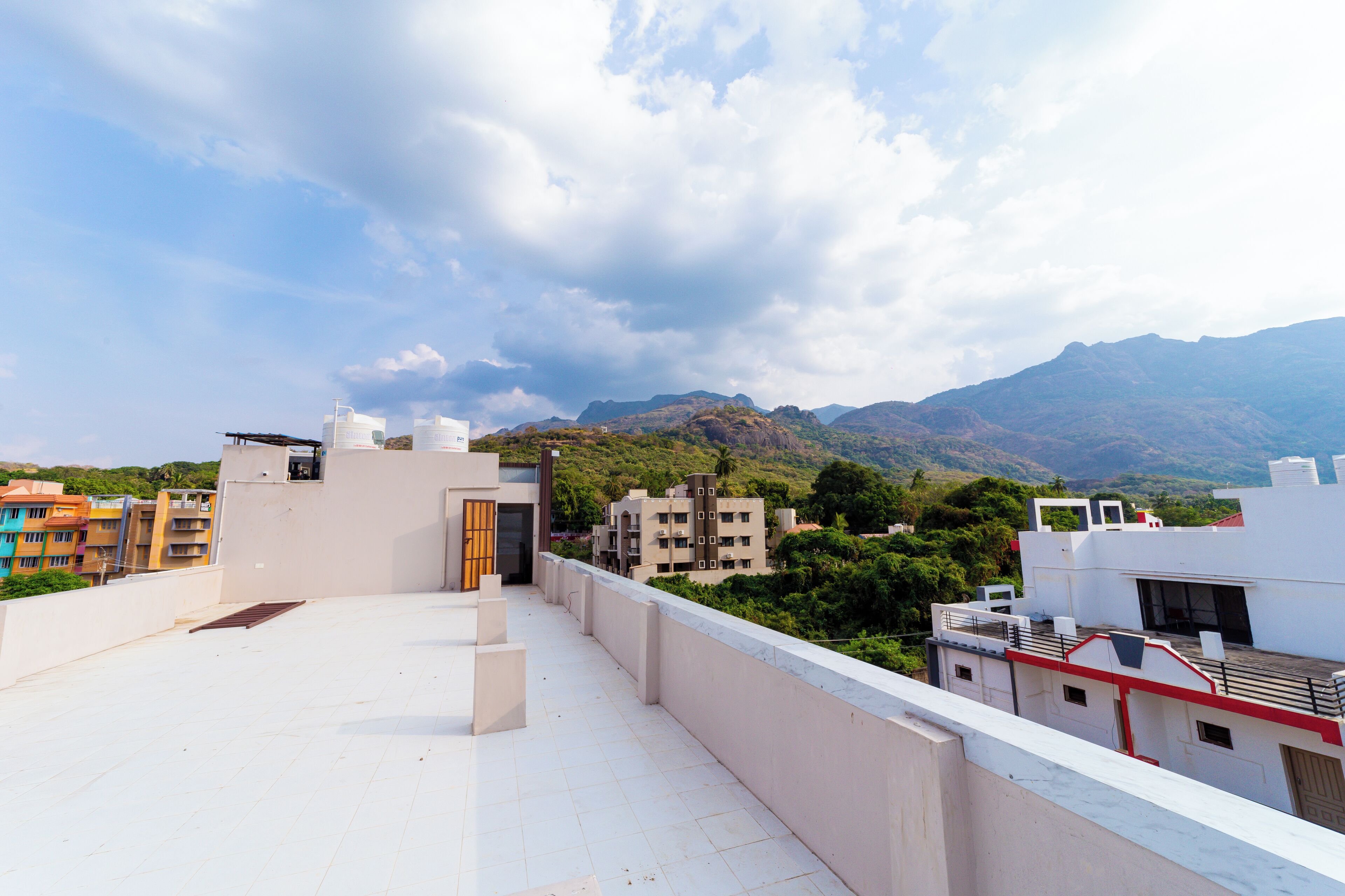 Vista frontal de la propiedad