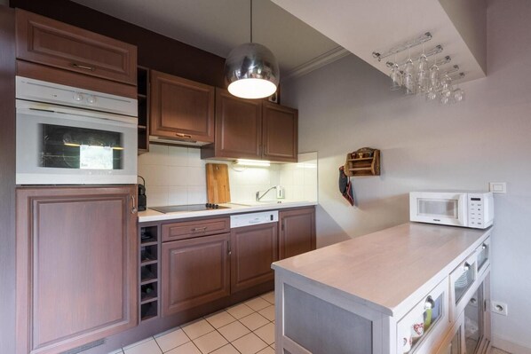 Kühlschrank, Mikrowelle, Ofen, Geschirrspüler