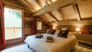 4 bedrooms, WiFi (surcharge), bed sheets