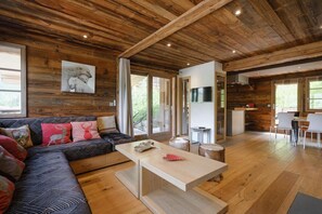 Living area - Chalet, view mountain, terrace, fireplace or stove, parking, tv, ski locker, 147m², La Clusaz (La Clusaz)