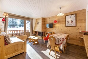 Fireplace - 120m from shops, 2nd floor, view mountain, balcony, fireplace or stove, tv, ski locker, 53m² (La Clusaz)