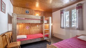 Unclassified image, 5 of 16, button - 300m from ski slopes, 2nd floor, view mountain, balcony, fireplace or stove, tv, ski locker, 53m² (La Clusaz)