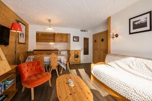 Fireplace - 120m from shops, 2nd floor, view mountain, balcony, fireplace or stove, tv, ski locker, 53m² (La Clusaz)