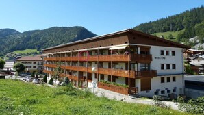 Unclassified image, 4 of 16, button - 300m from ski slopes, 2nd floor, view mountain, balcony, fireplace or stove, tv, ski locker, 53m² (La Clusaz)