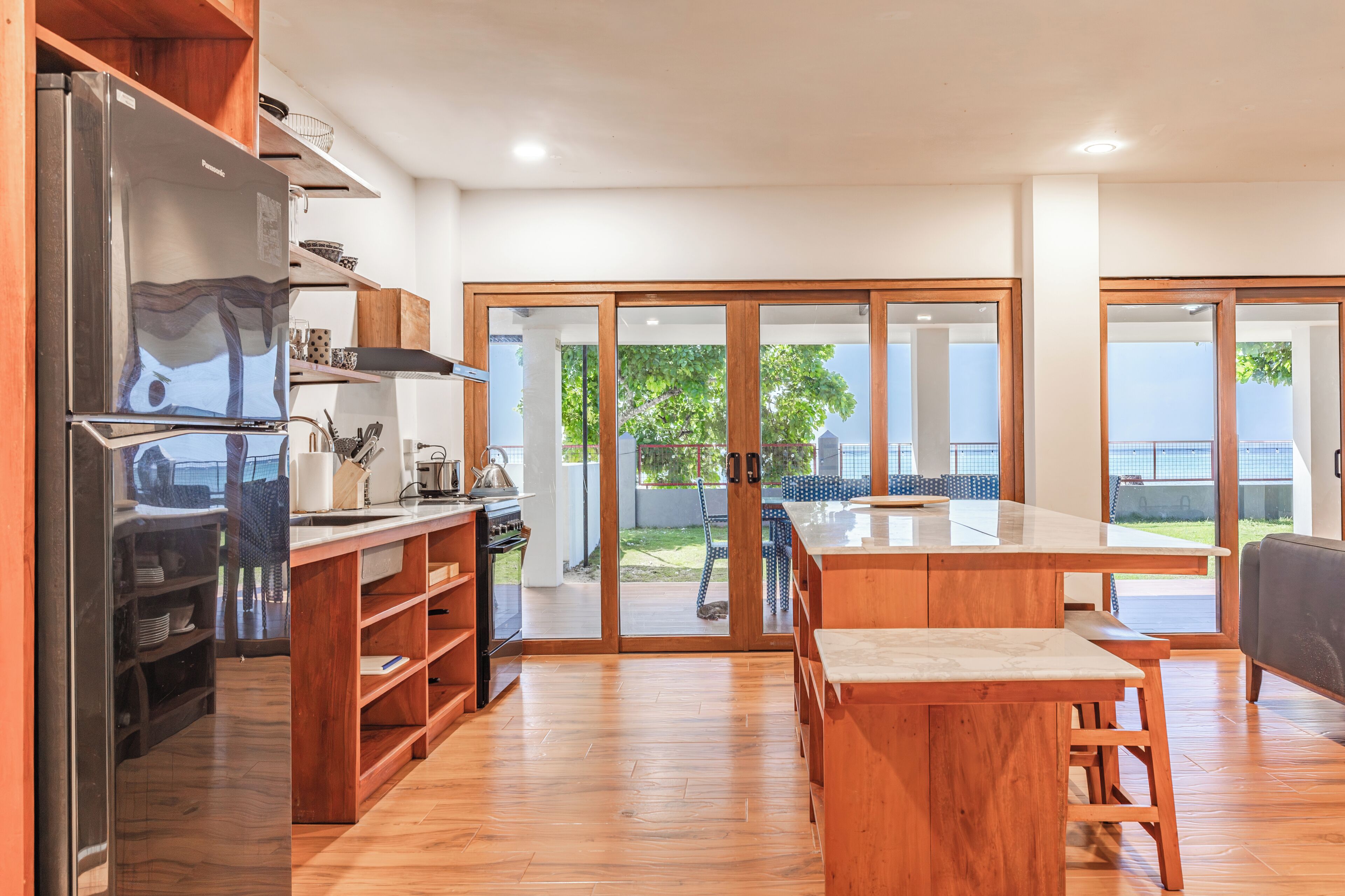 Fridge, oven, stovetop, coffee/tea maker