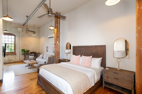 1 bedroom, WiFi, bed sheets. Dolly`s Downtown Loft - Knoxville!
