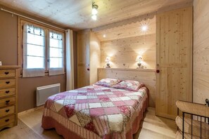 1 bedroom, WiFi, bed sheets - 120m from shops, 3rd floor, balcony, fireplace or stove, tv, ski locker, 52m², La Clusaz (La Clusaz)