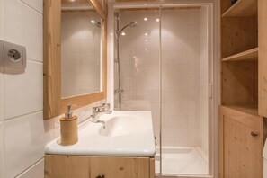 Shower - 120m from shops, 3rd floor, balcony, fireplace or stove, tv, ski locker, 52m², La Clusaz (La Clusaz)