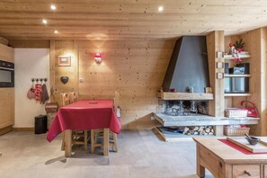 Dining - 120m from shops, 3rd floor, balcony, fireplace or stove, tv, ski locker, 52m², La Clusaz (La Clusaz)