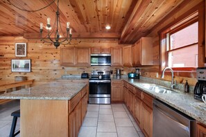 Køleskab, ovn, kogeplade, opvaskemaskine