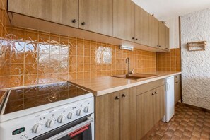 Fridge, microwave, oven