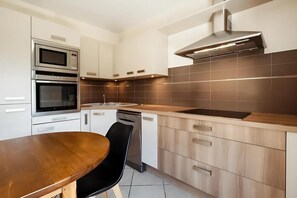 Kühlschrank, Mikrowelle, Ofen, Geschirrspüler