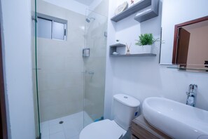 Ducha, secador de pelo, toallas, jabón
