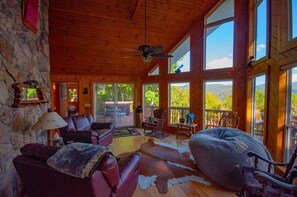 Fernseher, Kamin, Tischfußball, Tischtennisplatte