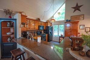 Fridge, microwave, oven, stovetop - Bearadise Ridge-Hot tub-Firepit (Blairsville)