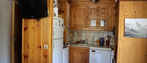 Réfrigérateur, four à micro-ondes, un four, lave-vaisselle