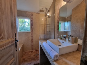 Dusche, Haartrockner, Handtücher, Seife