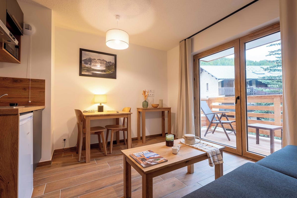 Standaard studio, kitchenette | Woonruimte | Een televisie