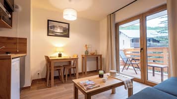 Standaard studio, kitchenette | Woonruimte | Televisie