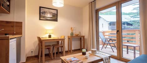 Standaard studio, kitchenette | Woonruimte | Een televisie