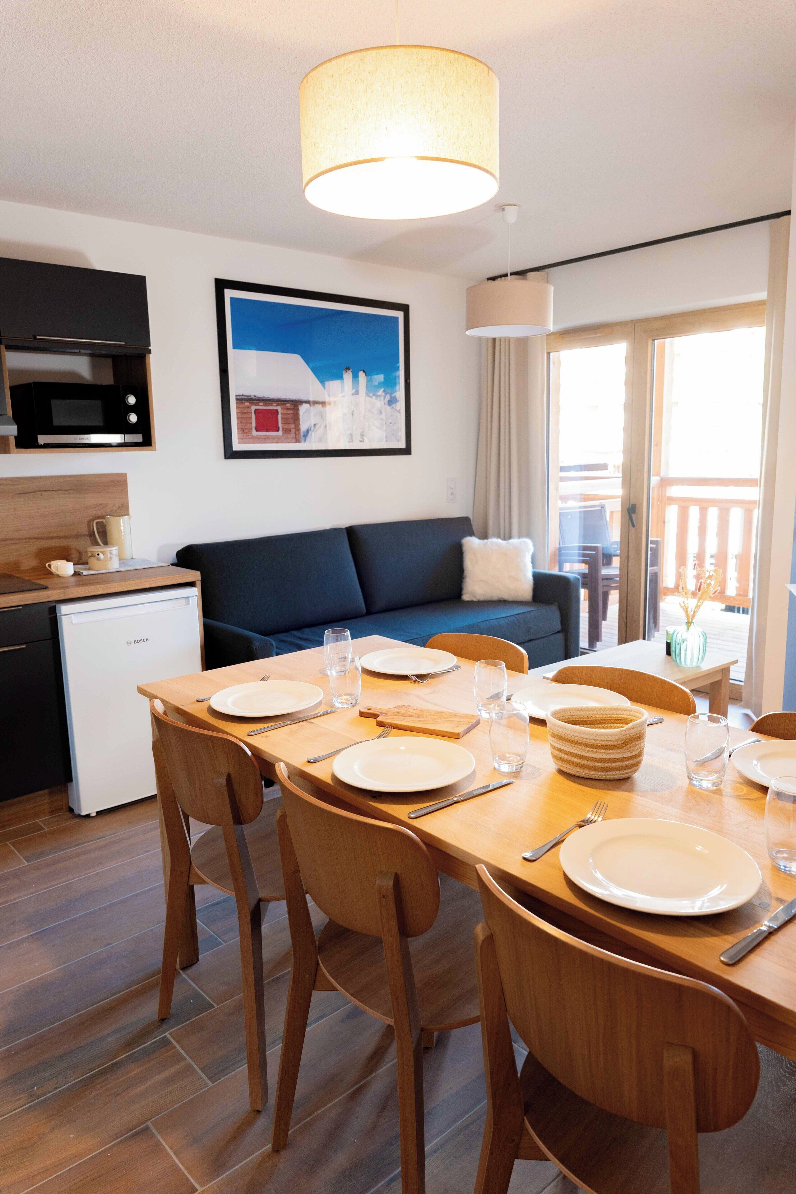 Klassiek appartement | Woonruimte | Een televisie