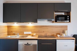 Refrigerador, microondas, placa de cocina, utensilios de cocina